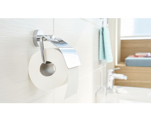 Chromen toiletpapierhouder met papierrol aan een badkamermuur