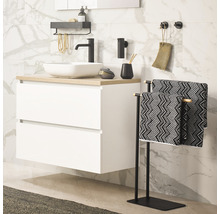 Moderne badkamer met wastafel, onderkast, handdoekrek en accessoires