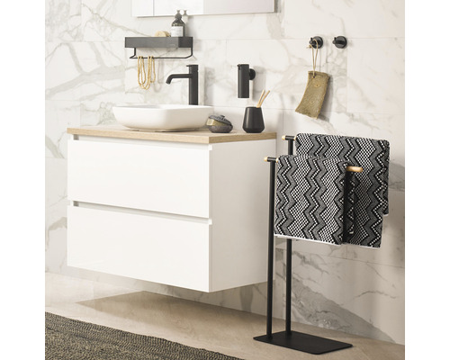 Moderne badkamer met wastafel, onderkast, handdoekrek en accessoires