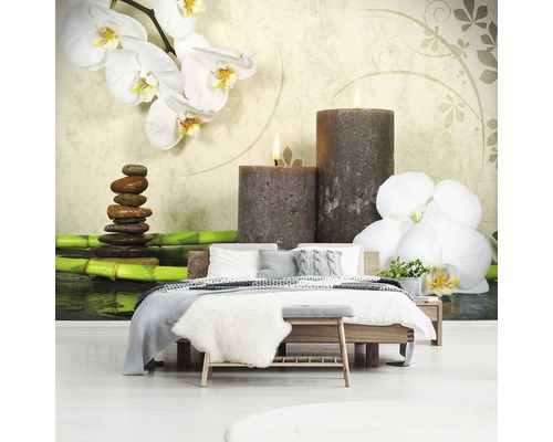 Slaapkamer met fotobehang met stenen toren, bamboe, kaarsen en orchideeën