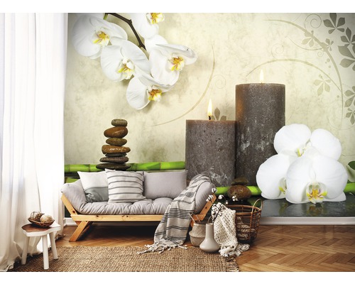 Decoratief interieur met kaarsen, orchideeën en stenen voor een ontspannende sfeer.