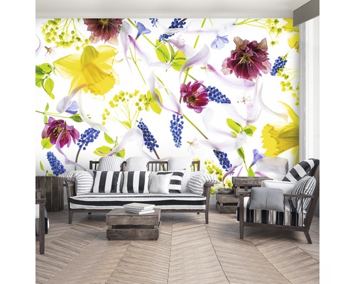 Woonkamer met bloemen fotobehang, bank en fauteuil