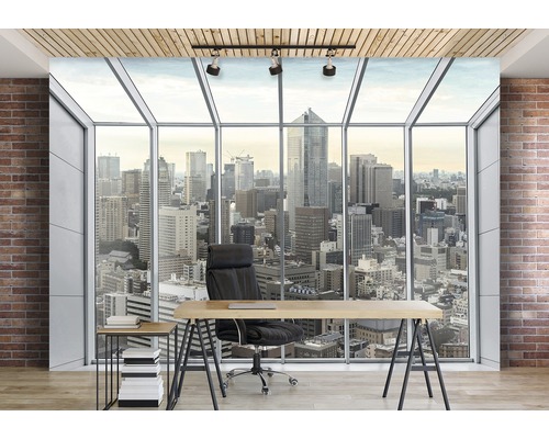Kantoor met bureau, bureaustoel en uitzicht op de stad