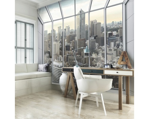 Lichte werkruimte met bureau, stoel en stadsgezichtbehang