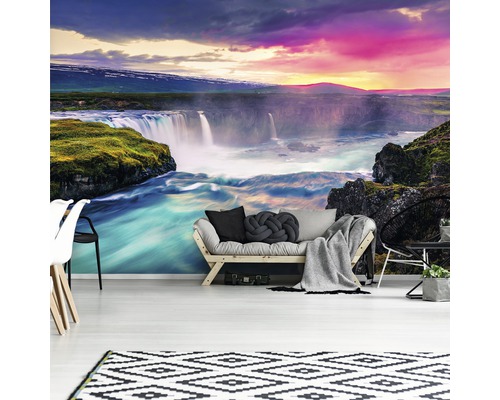 Woonkamer met fotobehang waterval en landschapsmotief