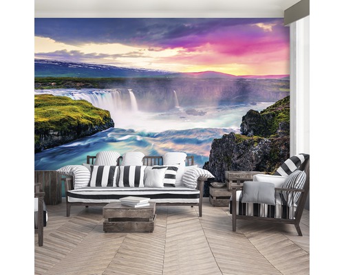 Woonkamer met fotobehang van een waterval in IJsland