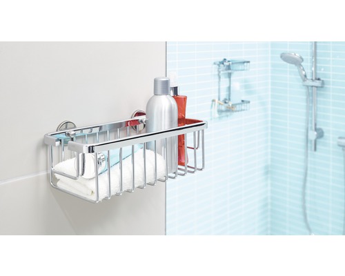 Badkamer met doucheplank, handdoeken en verzorgingsproducten