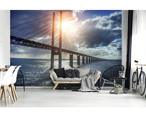 Woonkamer met fotobehang van een brug over de zee