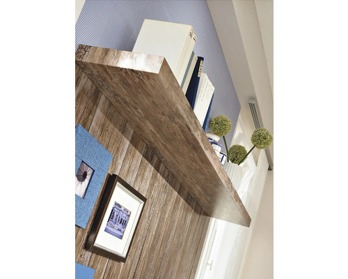 Houten wandplank met decoraties zoals boeken en fotolijsten