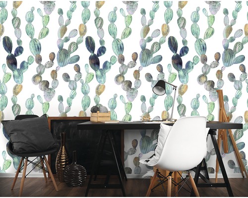 Een werkkamer met een bureau en een muur met cactusmotiefbehang.