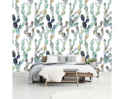 Slaapkamer met cactuspatroonbehang en houten bed