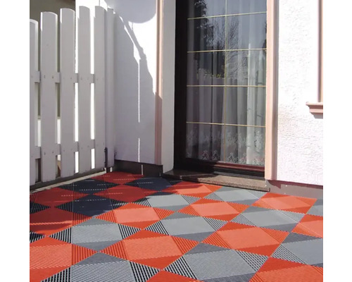Terras met vierkante, modulaire terrastegels in een geometrisch patroon