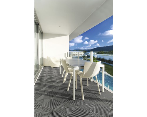 Terras met vloertegels, tafel en stoelen op het balkon