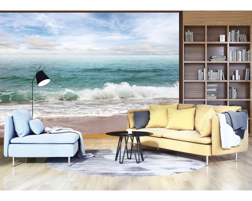 Woonkamer met fotobehang met strandthema, bank en fauteuil
