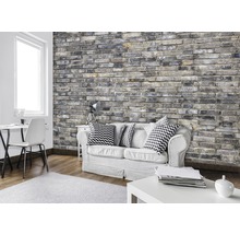 Woonkamer met bankstel voor een muurbehang in baksteenlook