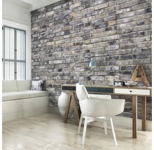 Woonkamer met gemetselde muur, bureau en zitgelegenheid