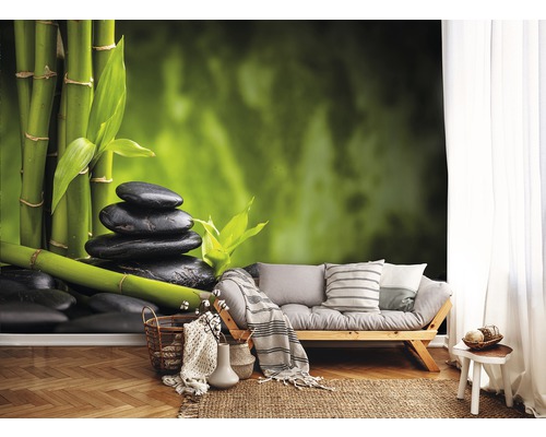 Wandschildering met bamboe, stenen en een bank in een lichte woonkamer