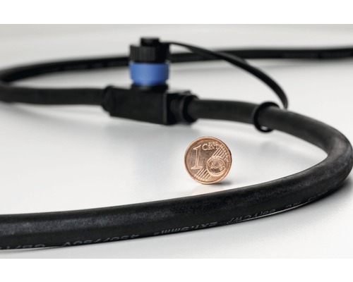 Zwarte kabel met blauwe aansluitmof en een 1-centmunt voor maatindicatie