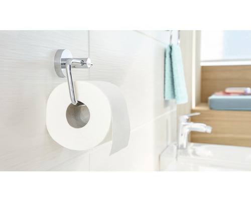 Toiletpapierhouder met een rol toiletpapier in de badkamer