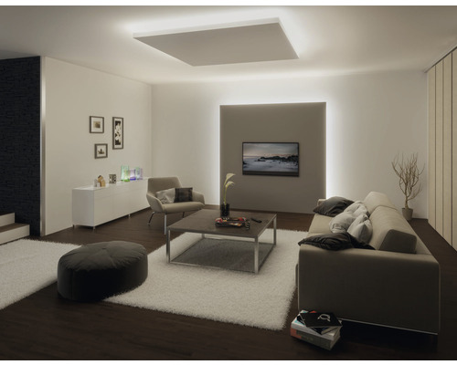 Woonkamer met plafondlamp, bank, fauteuil, tafel en televisie voor een lichte en moderne sfeer.