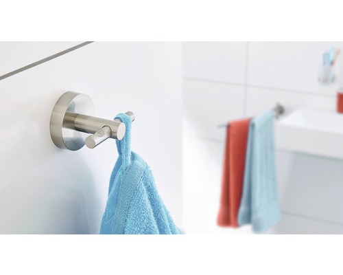 Handdoekhaak van roestvrij staal met blauwe handdoek in de badkamer