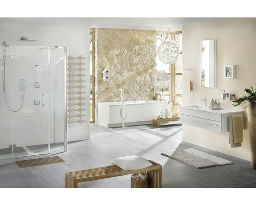 Lichte badkamer met douche, bad, wastafel en zitbank voor een vriendelijke sfeer.