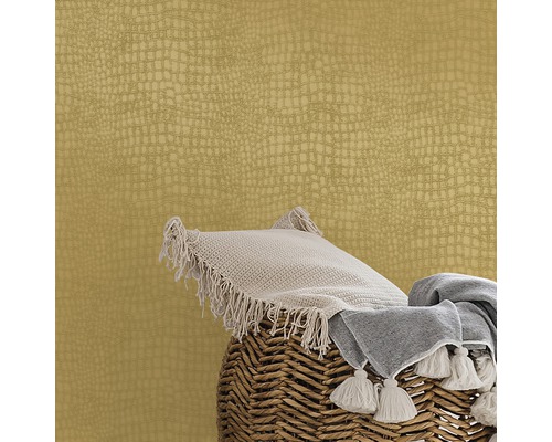 Woonkamer scène met kussen, deken en een behang met reptielenpatroon