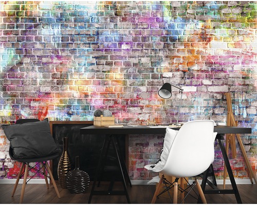 Wandafbeelding met graffiti baksteenpatroon achter bureau en stoelen