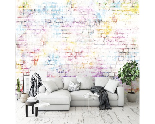 Woonkamer met bakstenen behang, bank en decoratie