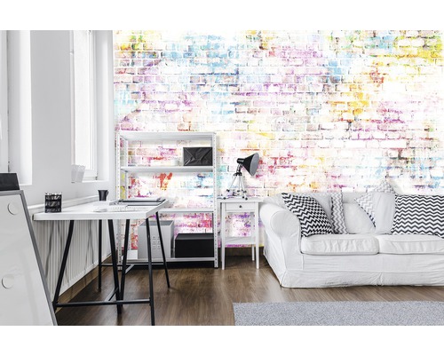 Kantoor met bureau, rek en bank voor een kleurrijk bakstenen behang