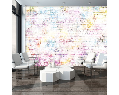 Woonkamer met fotobehang in baksteenlook en kleuraccenten