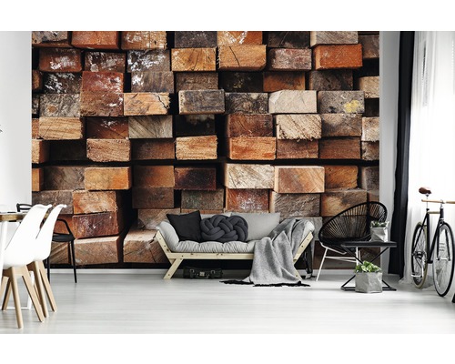 Woonkamer met fotobehang in houten blokken look en meubels