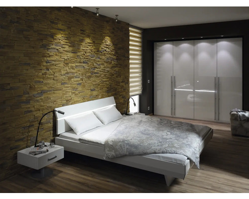 Moderne slaapkamer met tweepersoonsbed, nachtkastje en grote kledingkast