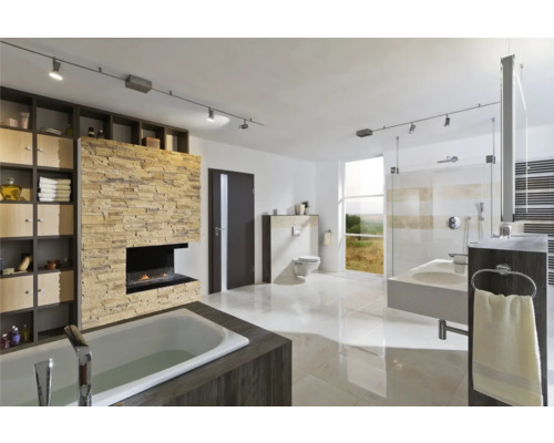 Lichte badkamer met bad, douche, toilet, wastafel, rek en open haard