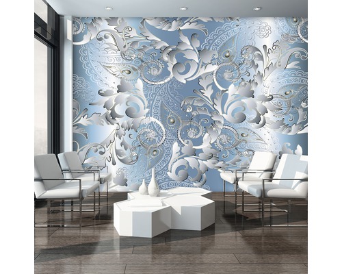 Woonkamer met blauw en wit bloemenbehang