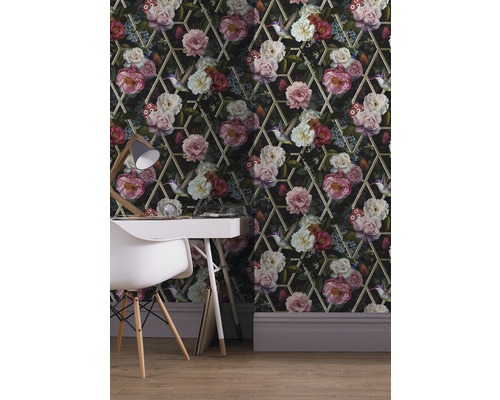 Kamer met een bloemenbehang met bloemen, kolibries en een geometrisch raster.