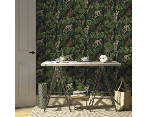 Kamerweergave met junglebehang, bureau en woonaccessoires