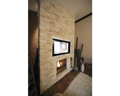 Woonkamer met open haard en televisie in stenen muur