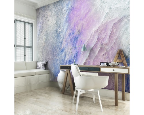 Lichte werkplek met bureau, stoel en muurschildering met steenmotief