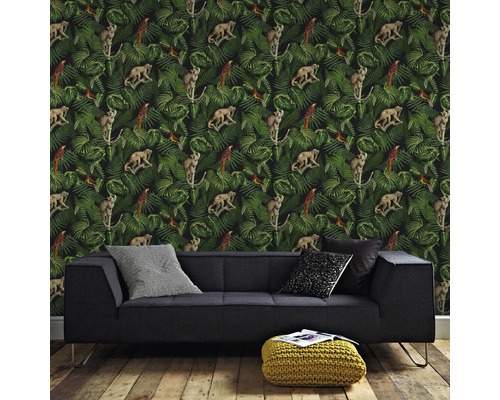 Woonkamer met junglebehang met apen- en vogelmotieven