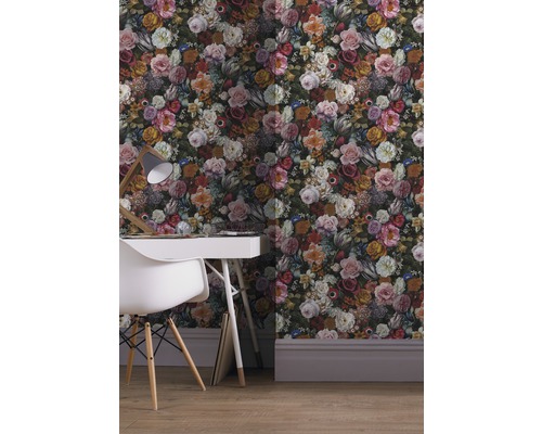 Scène met patroonbehang met bloemmotief, bureau en stoel.