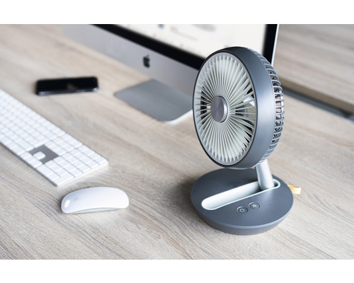 Tafelventilator op een bureau met computer, toetsenbord en muis