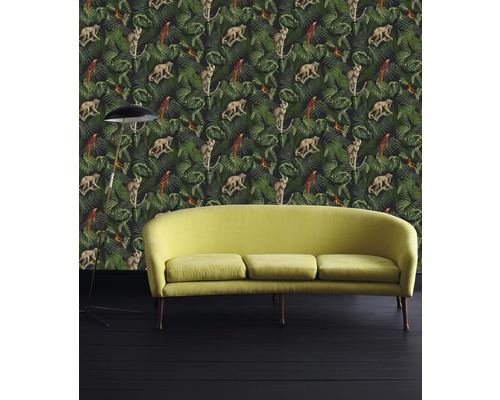 Kamer met junglebehang met apen en papegaaien, evenals een bank en een staande lamp