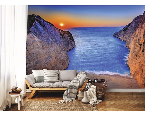 Woonkamer met fotobehang van een zeebaai bij zonsondergang