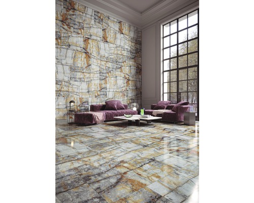 Lichte woonkamer met wand- en vloertegels in marmerlook, bank, fauteuil en groot raam