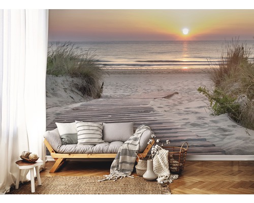 Woonkamer met fotobehang met een strand bij zonsondergang