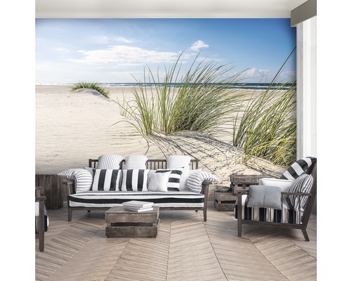 Ruimtedecoratie met fotobehang: strand en duinen met grassen, gecombineerd met zitmeubelen in een streepmotief.
