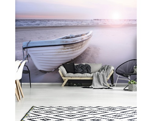 Fotobehang met strand- en bootmotief in een heldere kamer
