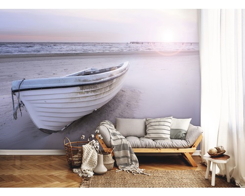 Kamer met fotobehang met een boot op het strand, bank, vloerkleed en decoratie