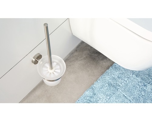 Toiletborstel met houder aan de wand gemonteerd